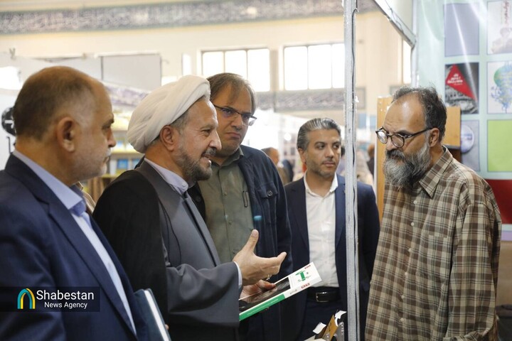 رئیس ستاد هماهنگی کانون های فرهنگی هنری مساجد کشور از نمایشگاه کتاب بازدید کرد