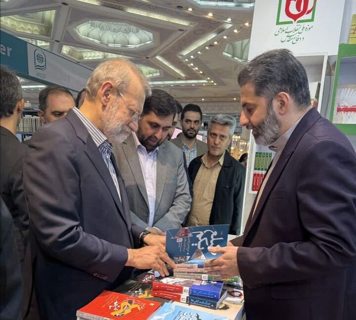 بازدید علی لاریجانی از غرفه نشر «سرو» در سی‌وششمین نمایشگاه بین‌المللی کتاب تهران