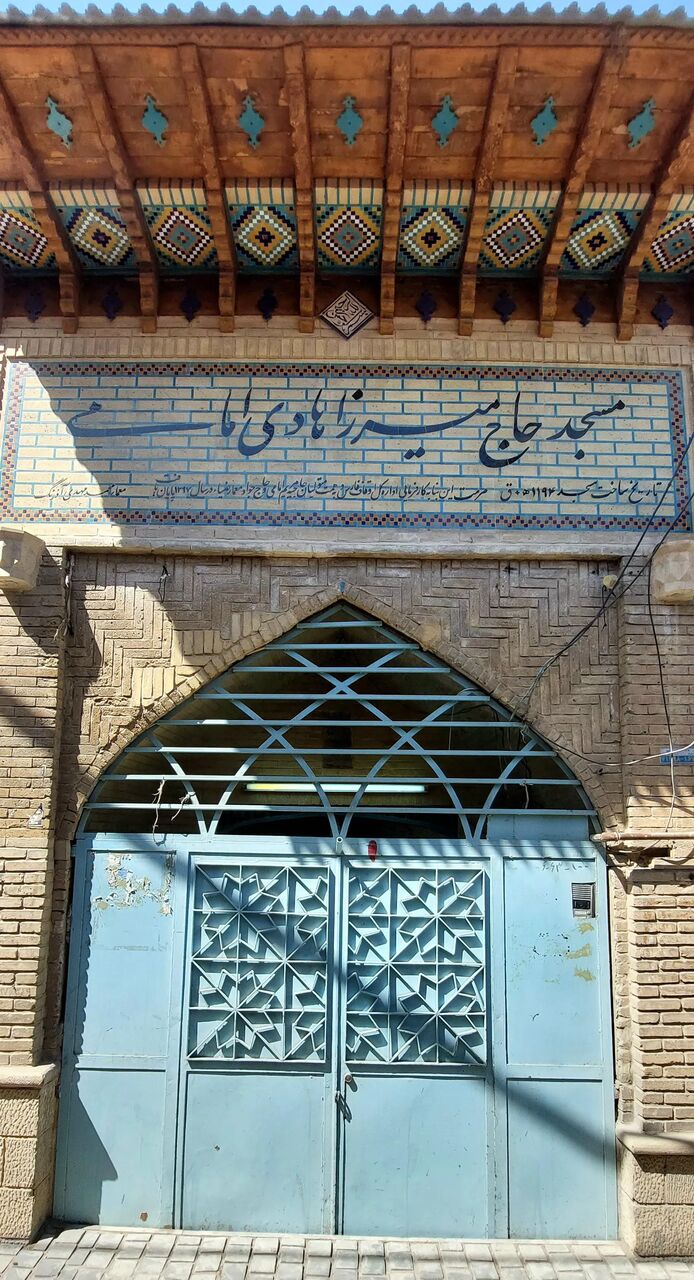 مسجدی در سایه سروهای پیر؛ آواز بیصدای معماری قاجار