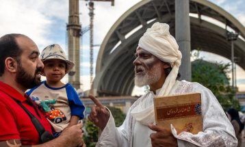 راهکارهای آشتی نسل جوان با شاهنامه از زبان کارکتر نقش فردوسی در نمایشگاه کتاب