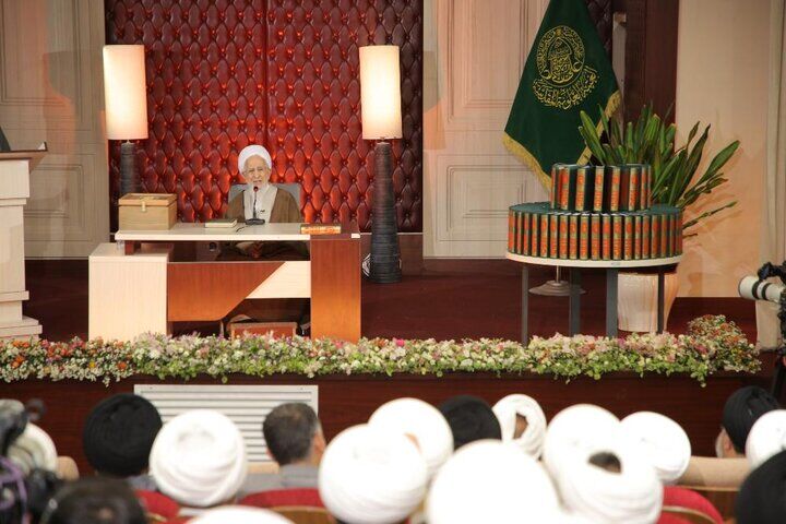 حوزه علمیه نجف حق بزرگی بر گردن دیگر حوزه‌ها دارد