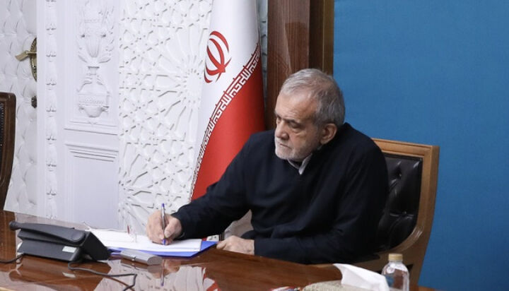 دکتر پزشکیان در پیامی درگذشت مادر شهیدان دیانتی را تسلیت گفت