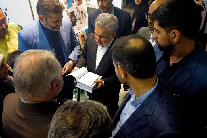 رونمایی از چهار اثر تازه انتشارات سرو باحضور معاون راهبردی و امور مجلس رئیس جمهور در نمایشگاه کتاب تهران