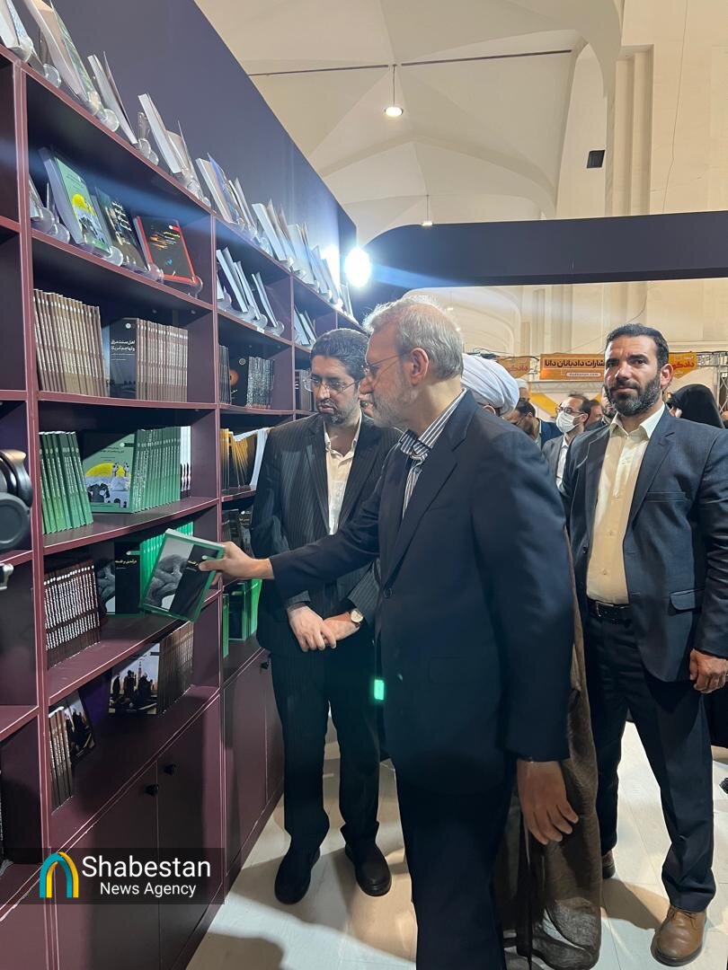بازدید دکتر علی لاریجانی از غرفه انتشارات دانشگاه بین‌المللی اهل‌بیت(ع) در نمایشگاه کتاب تهران