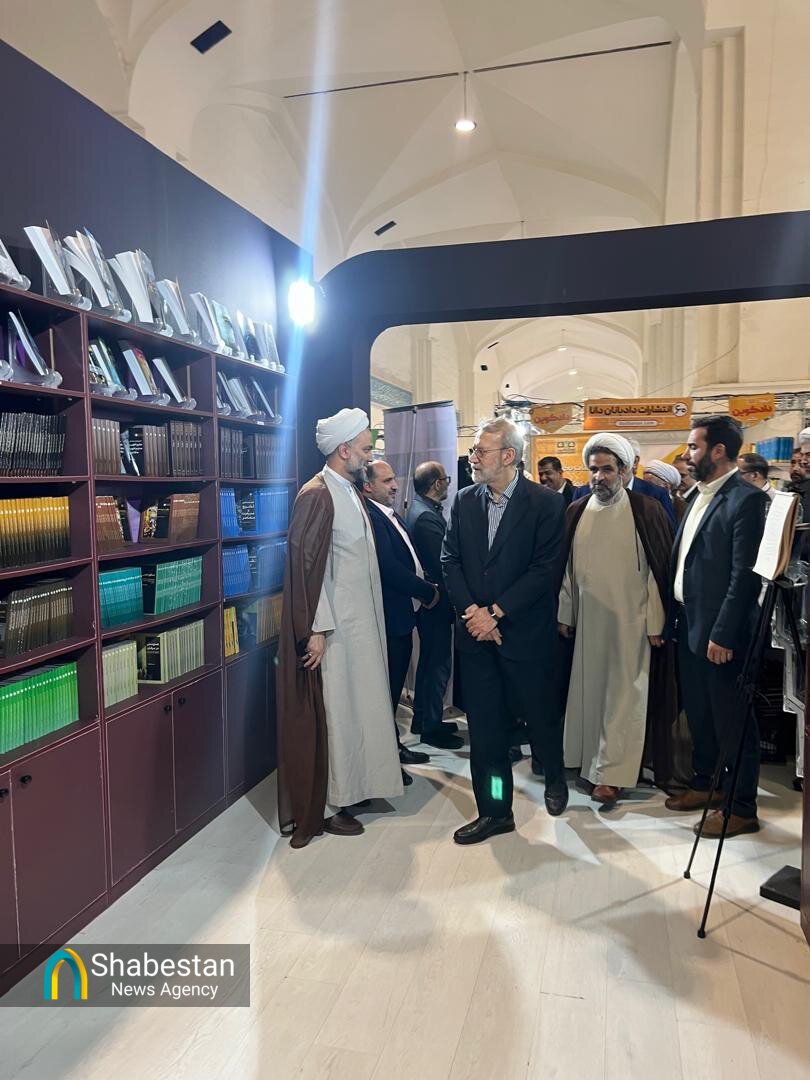 بازدید دکتر علی لاریجانی از غرفه انتشارات دانشگاه بین‌المللی اهل‌بیت(ع) در نمایشگاه کتاب تهران