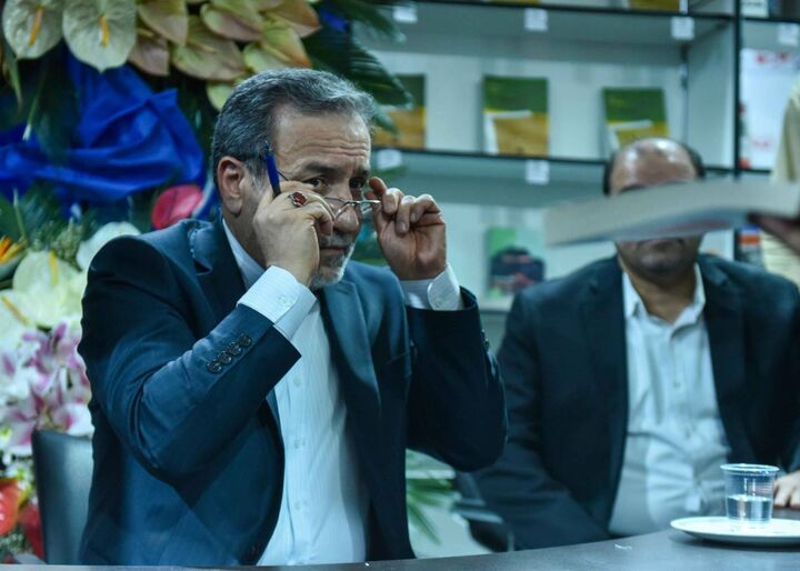 عباس عراقچی از نمایشگاه کتاب تهران بازدید کرد