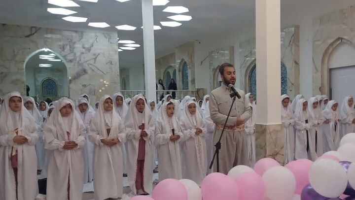 آیین جشن تکلیف در فضایی معنوی در امام‌زاده بی‌بی هاجره خاتون سنندج برگزار شد