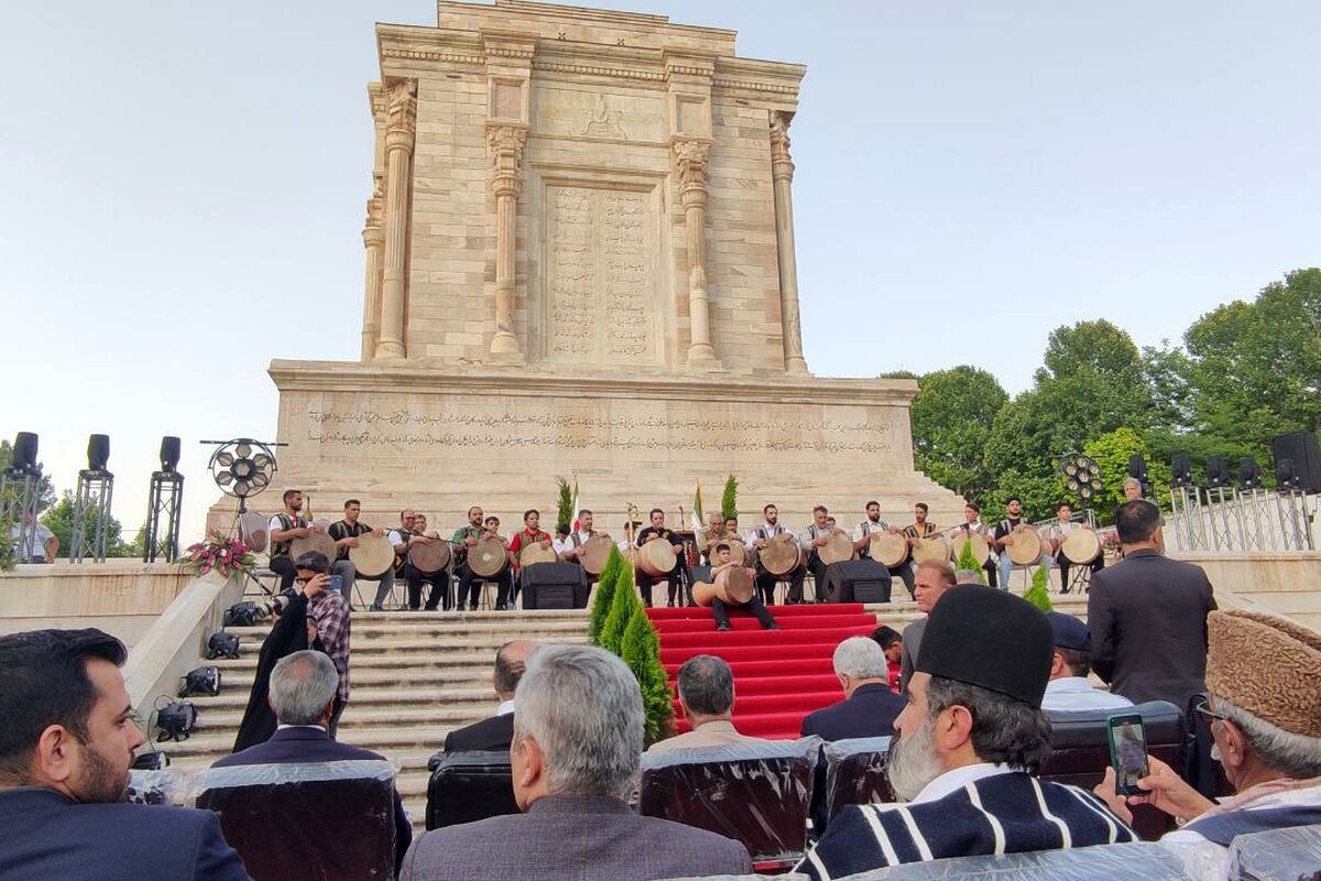 دولت چهاردهم توجه ویژهای به بزرگداشت مفاخر دارد