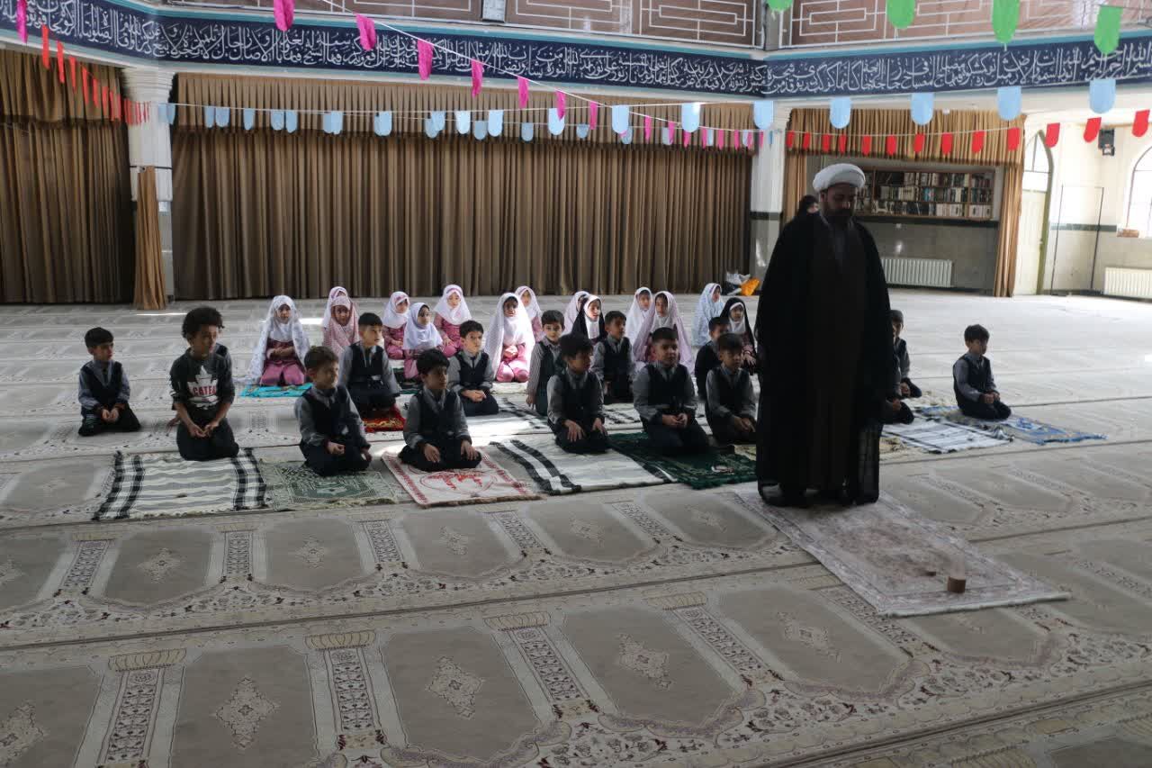 برگزاری برنامه آموزش نماز، بازی و مسابقه فرهنگی ویژه کودکان مسجدی در کامیاران