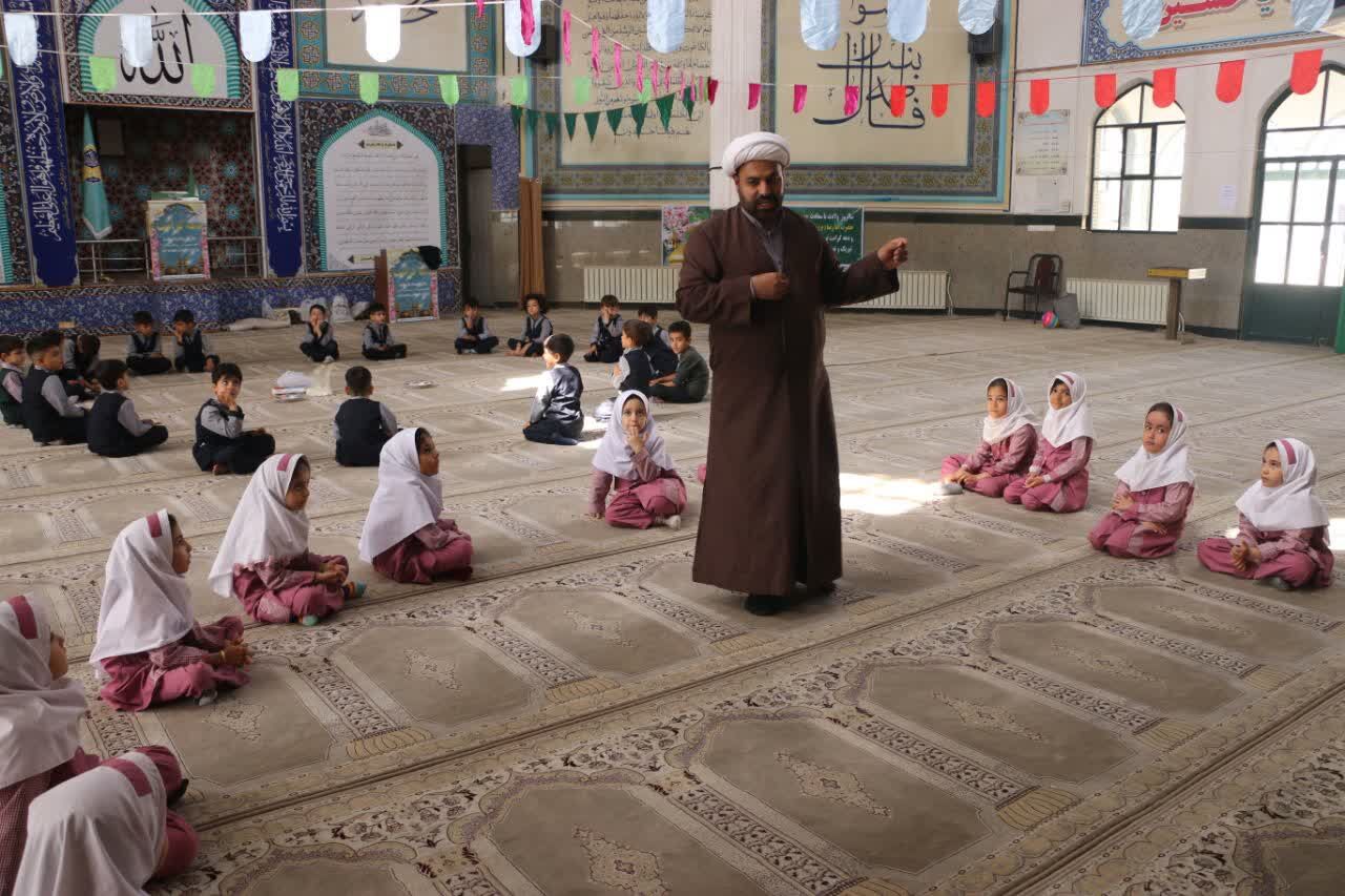 برگزاری برنامه آموزش نماز، بازی و مسابقه فرهنگی ویژه کودکان مسجدی در کامیاران