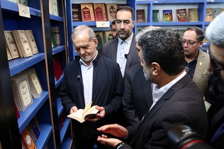 در بازدید رئیسجمهور از نمایشگاه کتاب تهران چه گذشت؟ در بازدید رئیسجمهور از نمایشگاه کتاب تهران چه گذشت؟