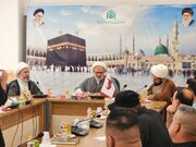 اهدای پرچم حرم امام علی(ع) به کمیته فرهنگی و آموزشی اربعین