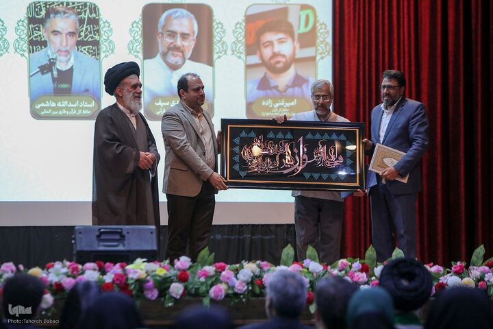 حافظان قرآن و فعالان کانون الزهرا(س) تجلیل شدند