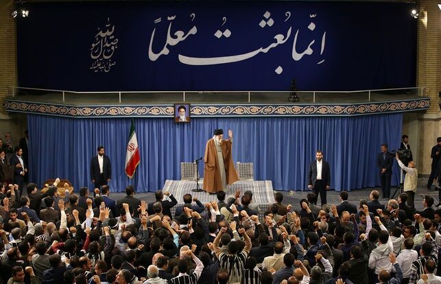 جمعی از معلمان کشور تا ساعتی دیگر با رهبر انقلاب دیدار می‌کنند