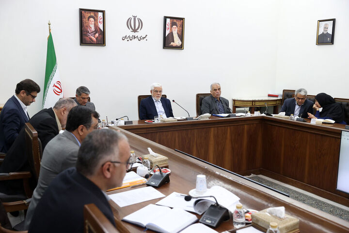 تلاش کنیم تا موانع سرمایه‌گذاری در تولید کنار گذاشته شود