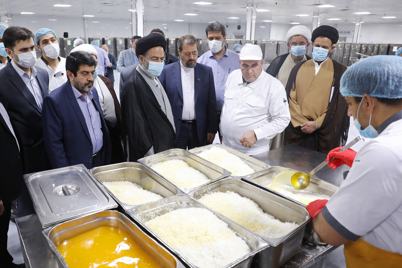رضایتمندی زائران از تغذیه مدینه محصول کار جهادی و نیت مخلصانه کادر آشپزخانه است