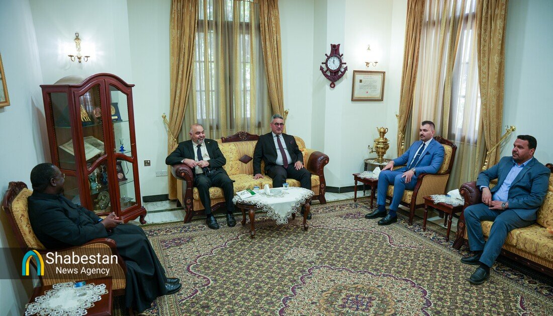 بازدید یک هیئت از آستان مقدس امام حسین(ع) از سفارت واتیکان در بغداد