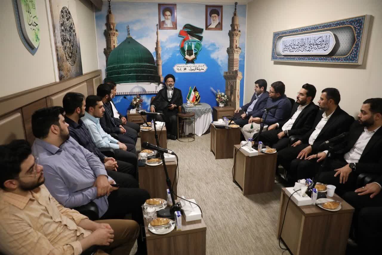 امام و رهبری توهمِ دوری شیعه از قرآن را خنثی کردند 