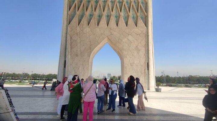 دیدار خانواده سفیران ۲۵ کشور جهان از مجموعه برج آزادی