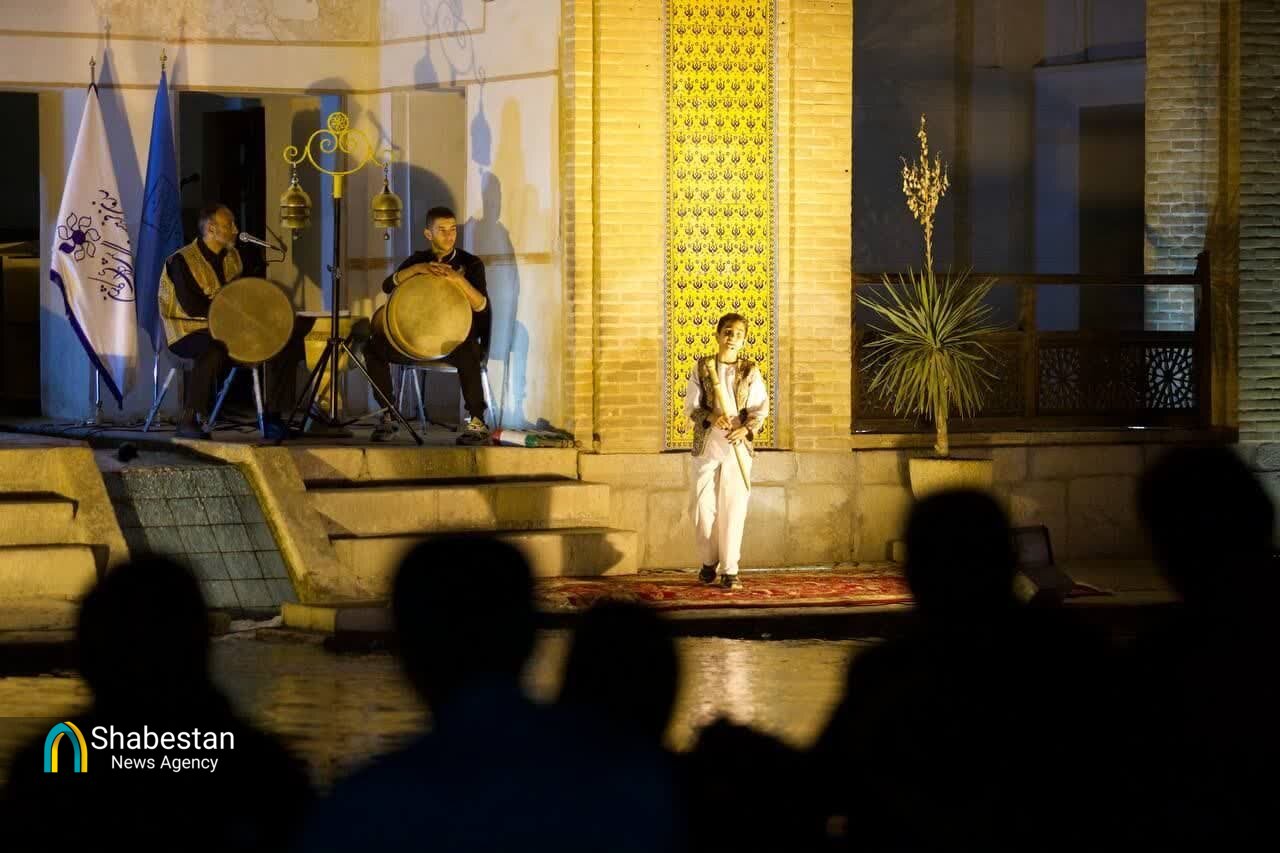 عطر فردوسی و خیام در باغ فین پیچید