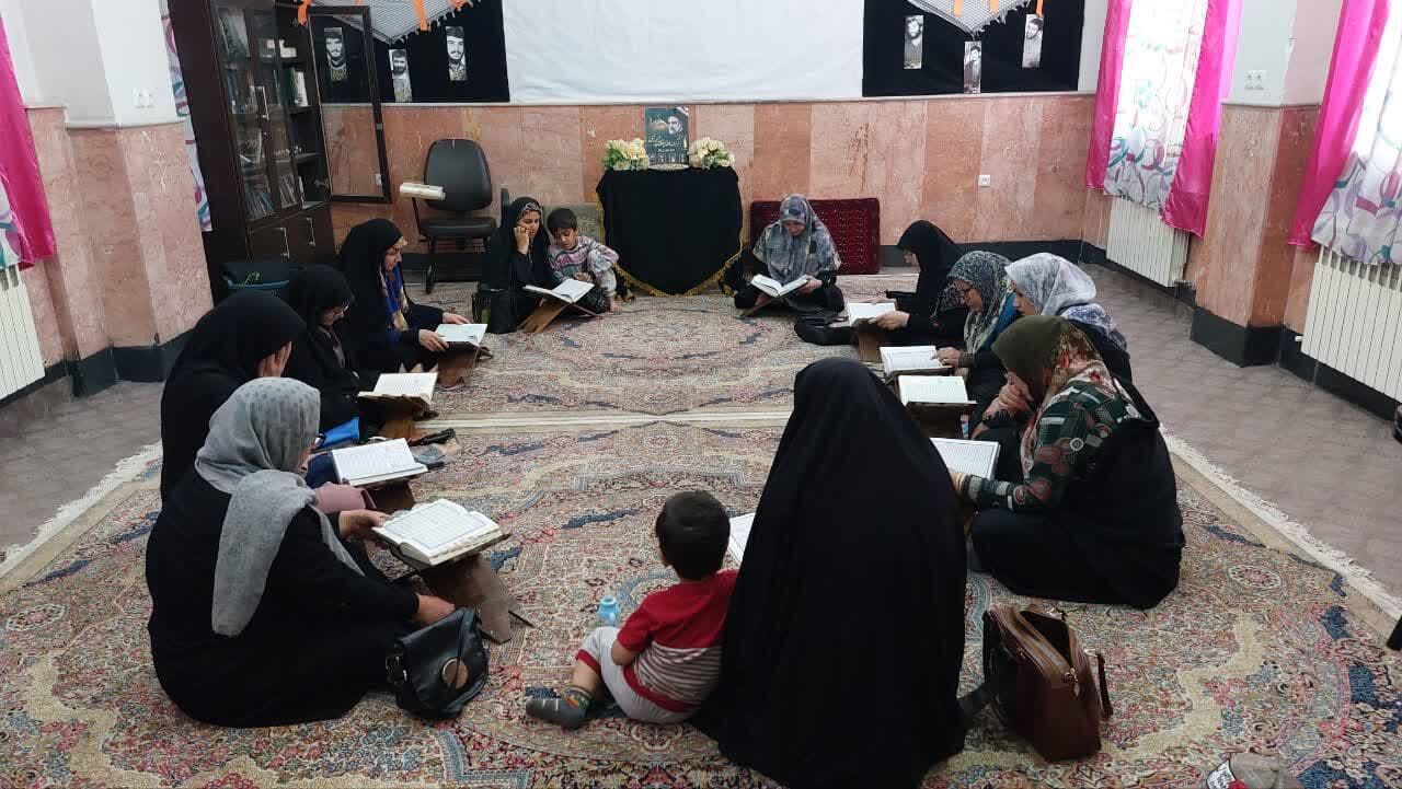 بانوان مسجدی ۱۴۰۰۰صلوات به روح شهدای خدمت هدیه کردند