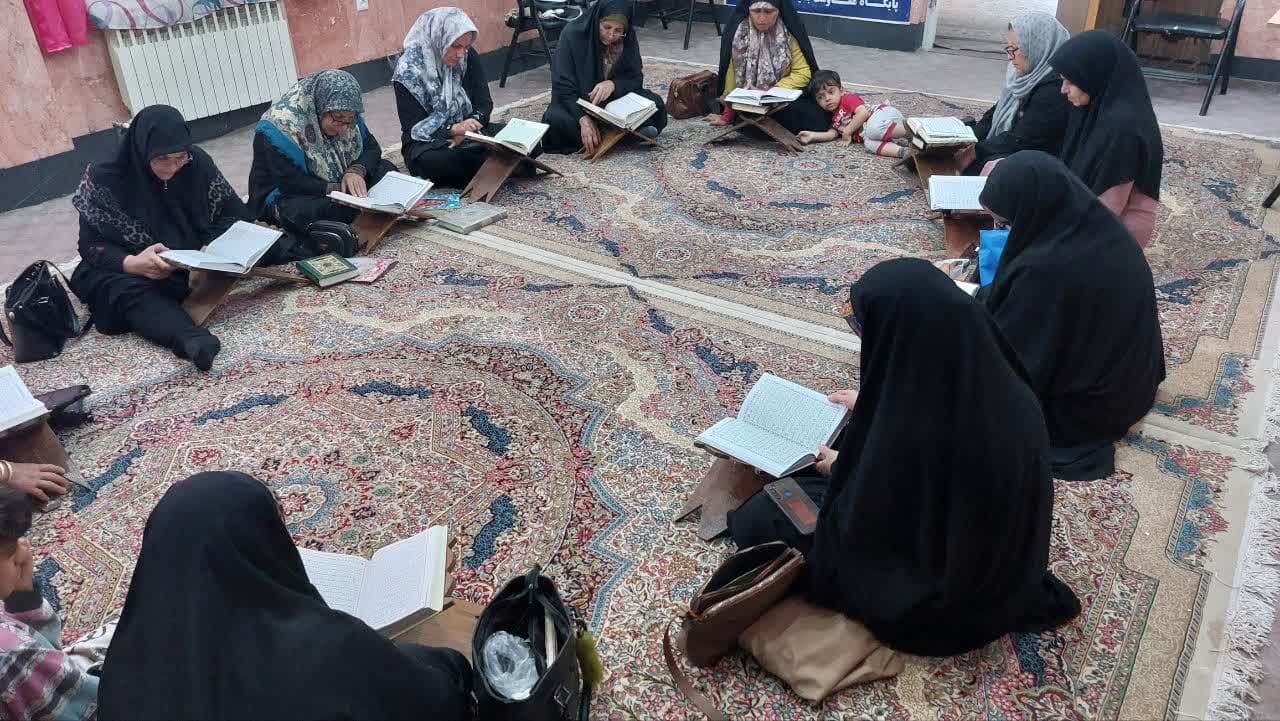 بانوان مسجدی ۱۴۰۰۰صلوات به روح شهدای خدمت هدیه کردند