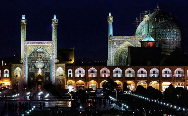 انعکاس رنگ فیروزه ای در نمای مساجد ایرانی