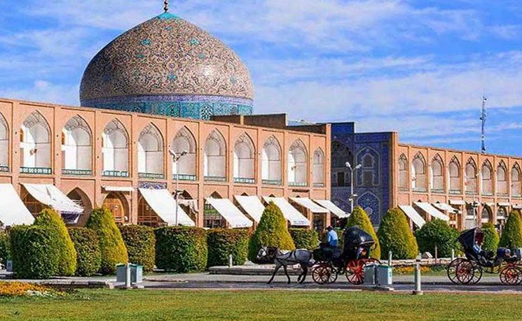 انعکاس رنگ فیروزه ای در نمای مساجد ایرانی