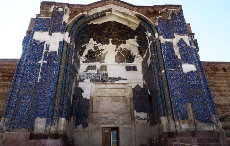 انعکاس رنگ فیروزه ای در نمای مساجد ایرانی