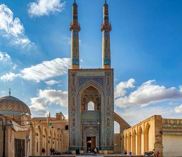 انعکاس رنگ فیروزه ای در نمای مساجد ایرانی