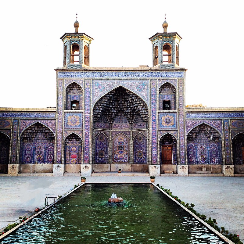 انعکاس رنگ فیروزه ای در نمای مساجد ایرانی