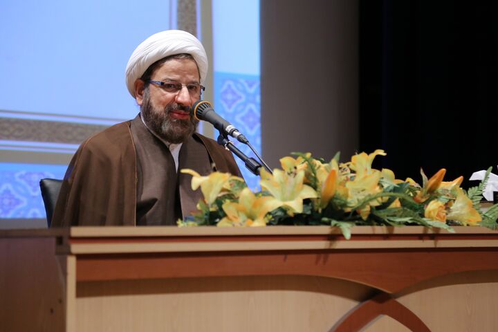 هرچقدر مقامش بالاتر می‌رفت، متواضع‌تر می‌شد