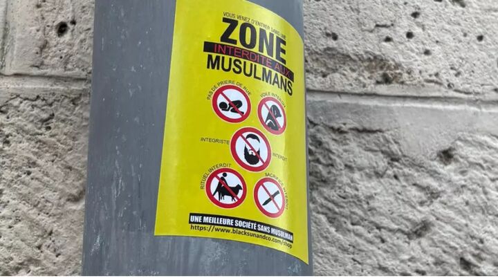 انتشار پوسترهای ضد اسلامی در منطقه اورلئان فرانسه/  مقامات تحقیق را آغاز کردند