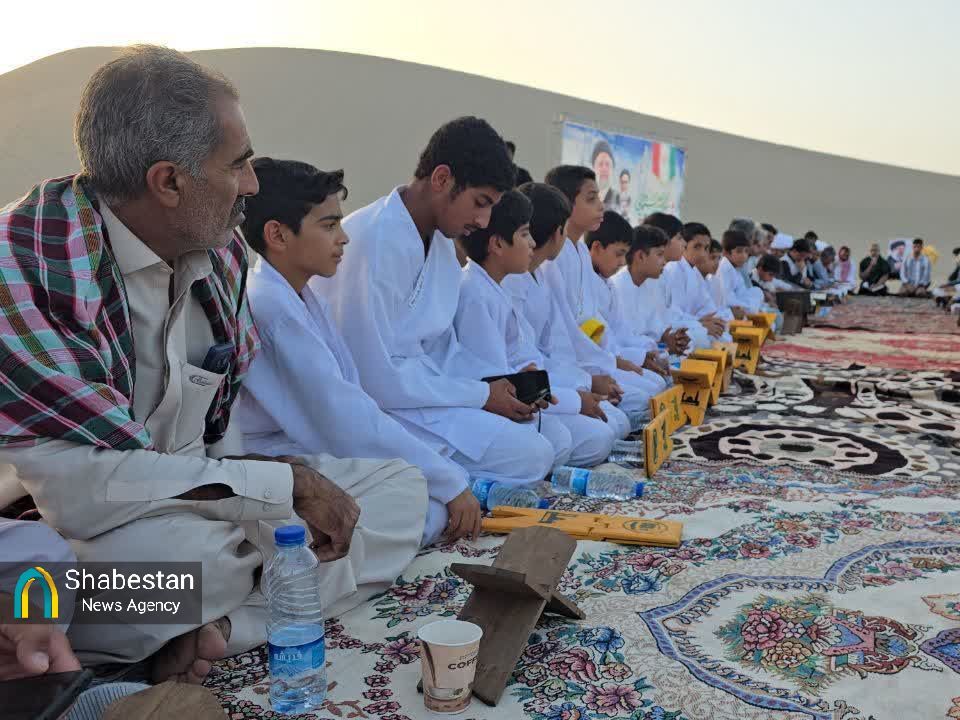 زمزمه‌ی آیات بر فراز کویر؛ محفل قرآنی برای شهدای خدمت در بلندترین تپه‌های شنی جهان