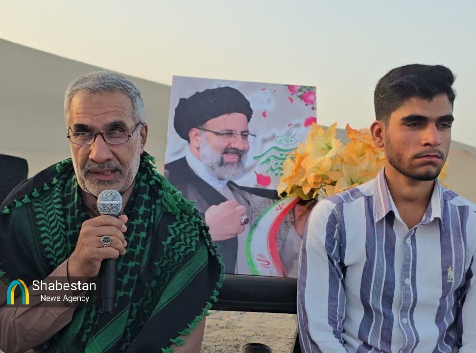 زمزمه‌ی آیات بر فراز کویر؛ محفل قرآنی برای شهدای خدمت در بلندترین تپه‌های شنی جهان