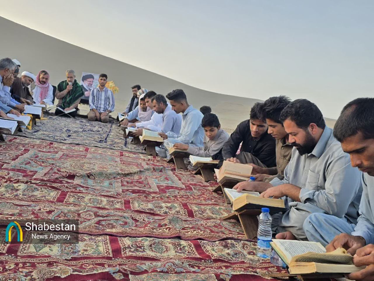 زمزمه‌ی آیات بر فراز کویر؛ محفل قرآنی برای شهدای خدمت در بلندترین تپه‌های شنی جهان