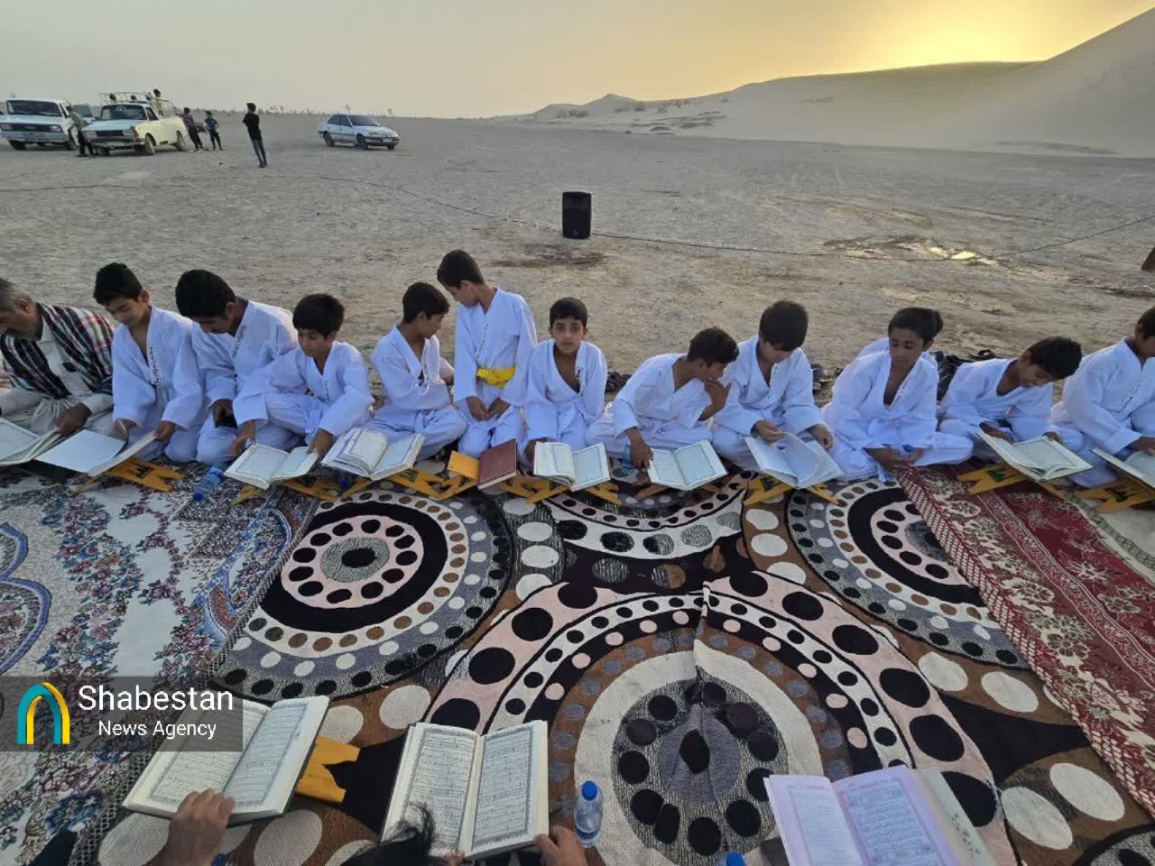 زمزمهی آیات بر فراز کویر؛ محفل قرآنی برای شهدای خدمت در بلندترین تپههای شنی جهان
