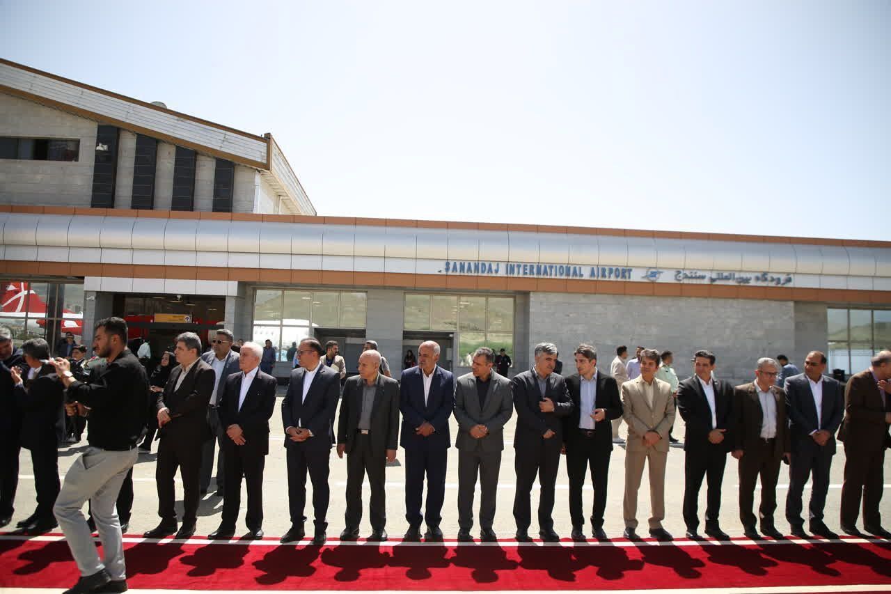 استانداران اقلیم کردستان عراق وارد فرودگاه سنندج شدند