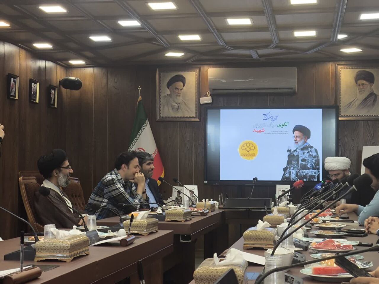 الگوی سیاست‌ورزی آیت‌الله رئیسی ارائه شود/ شهید جمهور گفتمان خدمت را بر سیاست غالب کرد