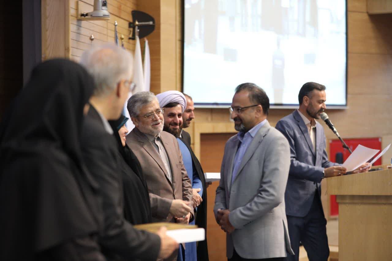 تقدیر از یک کانون مسجدی در همایش ملی روز ملی جمعیت در مشهد