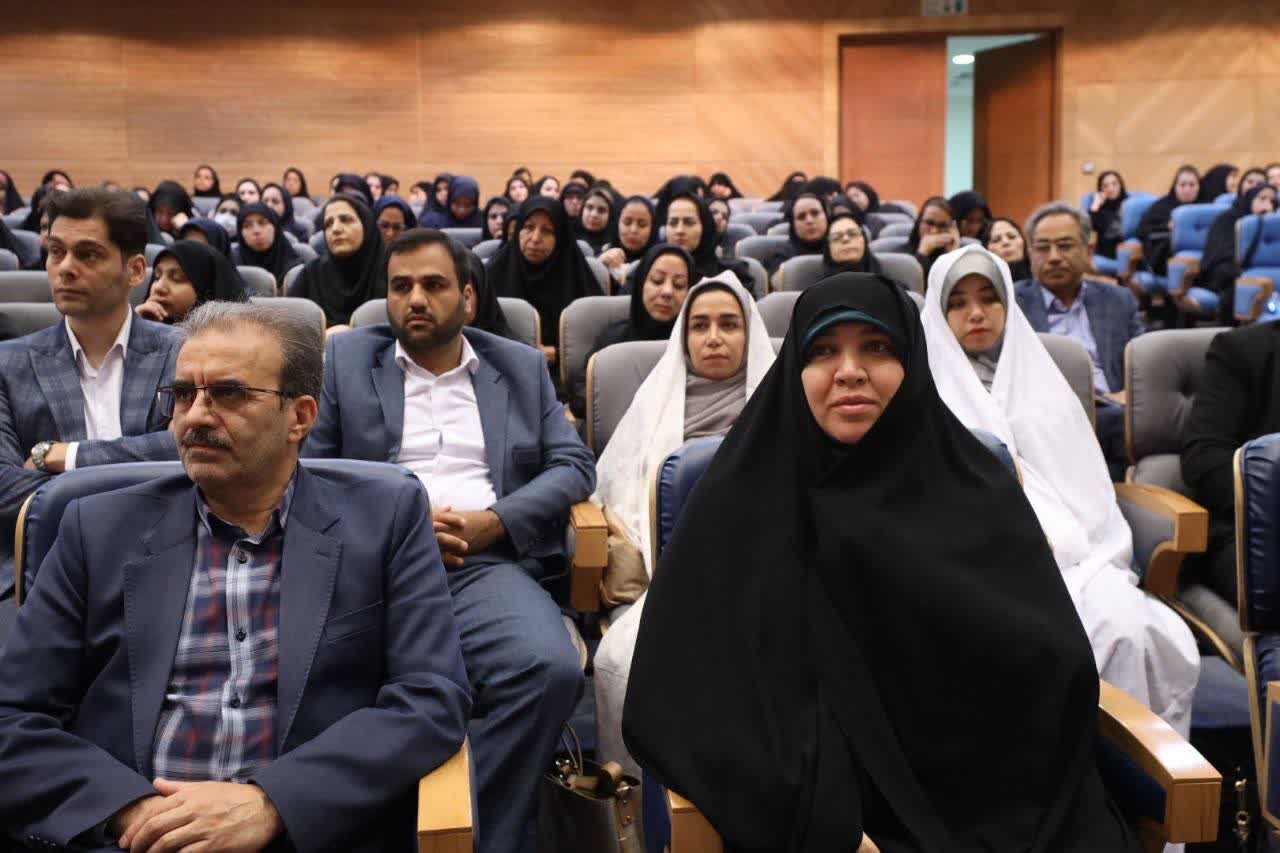 تقدیر از یک کانون مسجدی در همایش ملی روز ملی جمعیت در مشهد