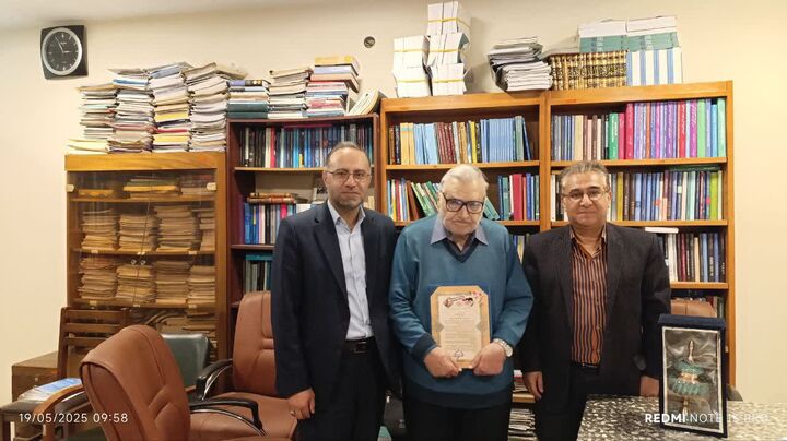 تقدیر رئیس سازمان بسیج علمی از چهره ماندگار فیزیک ایران