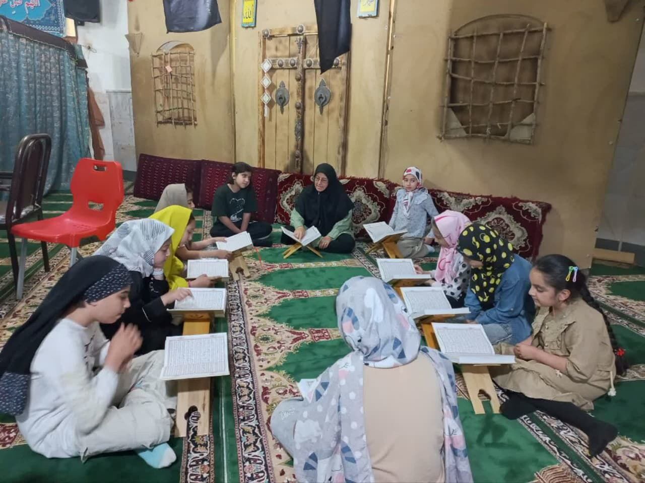 بانوان مسجدی به یاد شهدای خدمت محفل انس با قرآن برگزار کردند