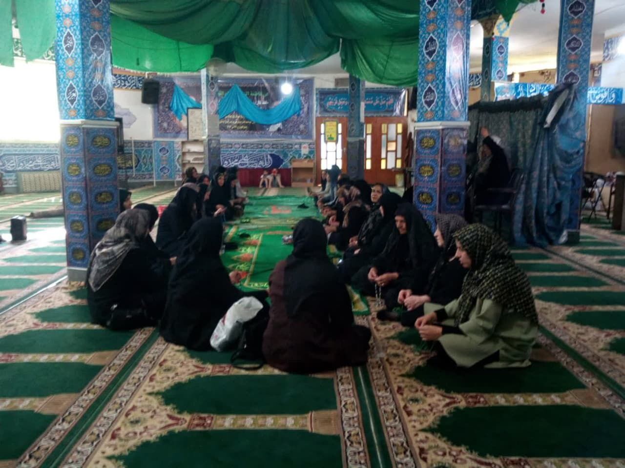 بانوان مسجدی به یاد شهدای خدمت محفل انس با قرآن برگزار کردند