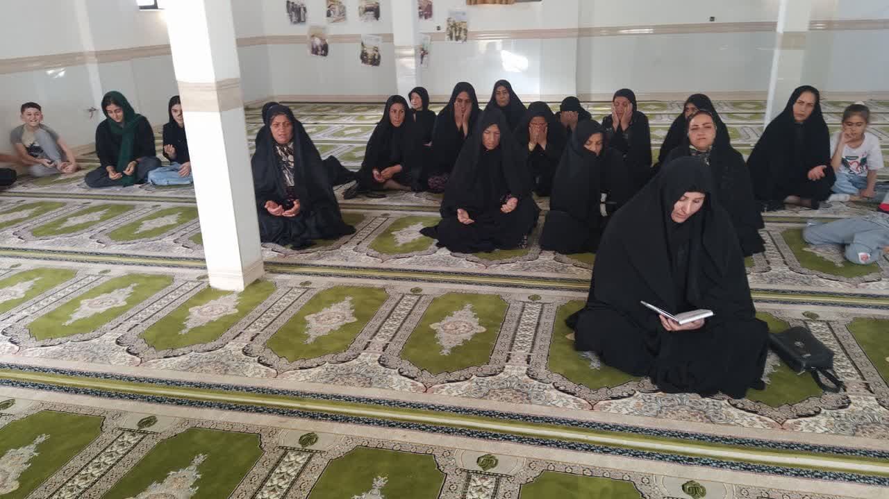 بانوان مسجدی به نیت شهدای خدمت قرآن کریم  را ختم کردند