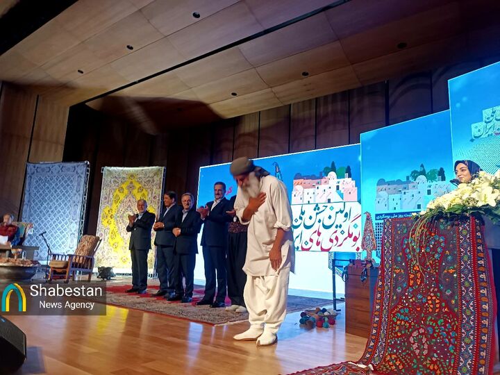 میراث بوم‌گردی ایران در قلب کرمان؛ اهدای تندیس بوم ماندگار و رونمایی از تمبر یادبود