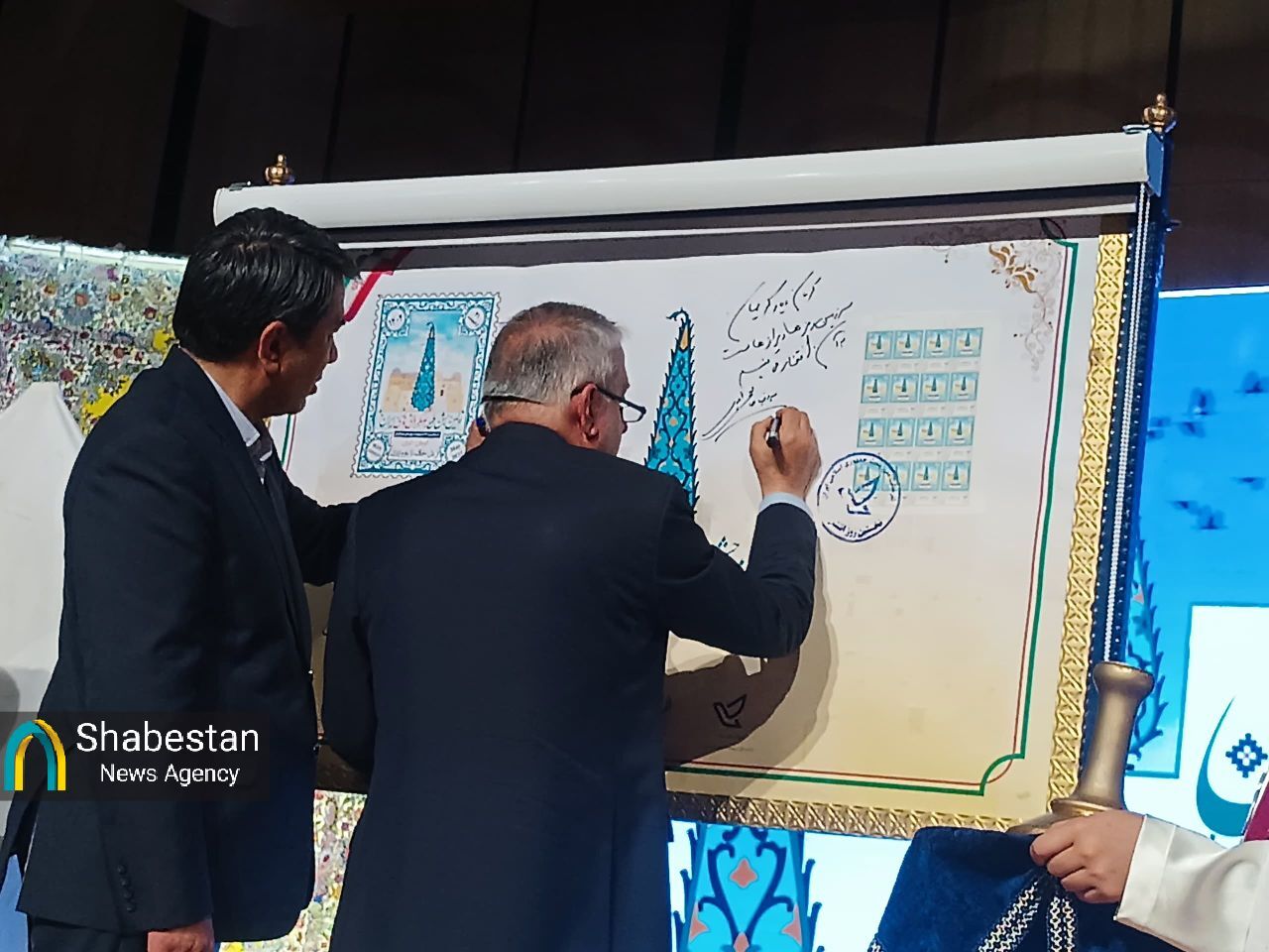 میراث بوم‌گردی ایران در قلب کرمان؛ اهدای تندیس بوم ماندگار و رونمایی از تمبر یادبود