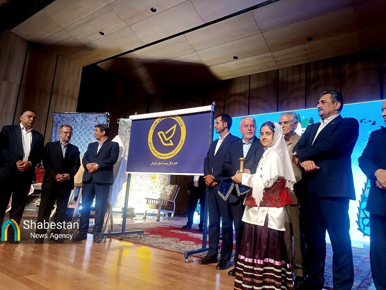 میراث بومگردی ایران در قلب کرمان؛ اهدای تندیس بوم ماندگار و رونمایی از تمبر یادبود