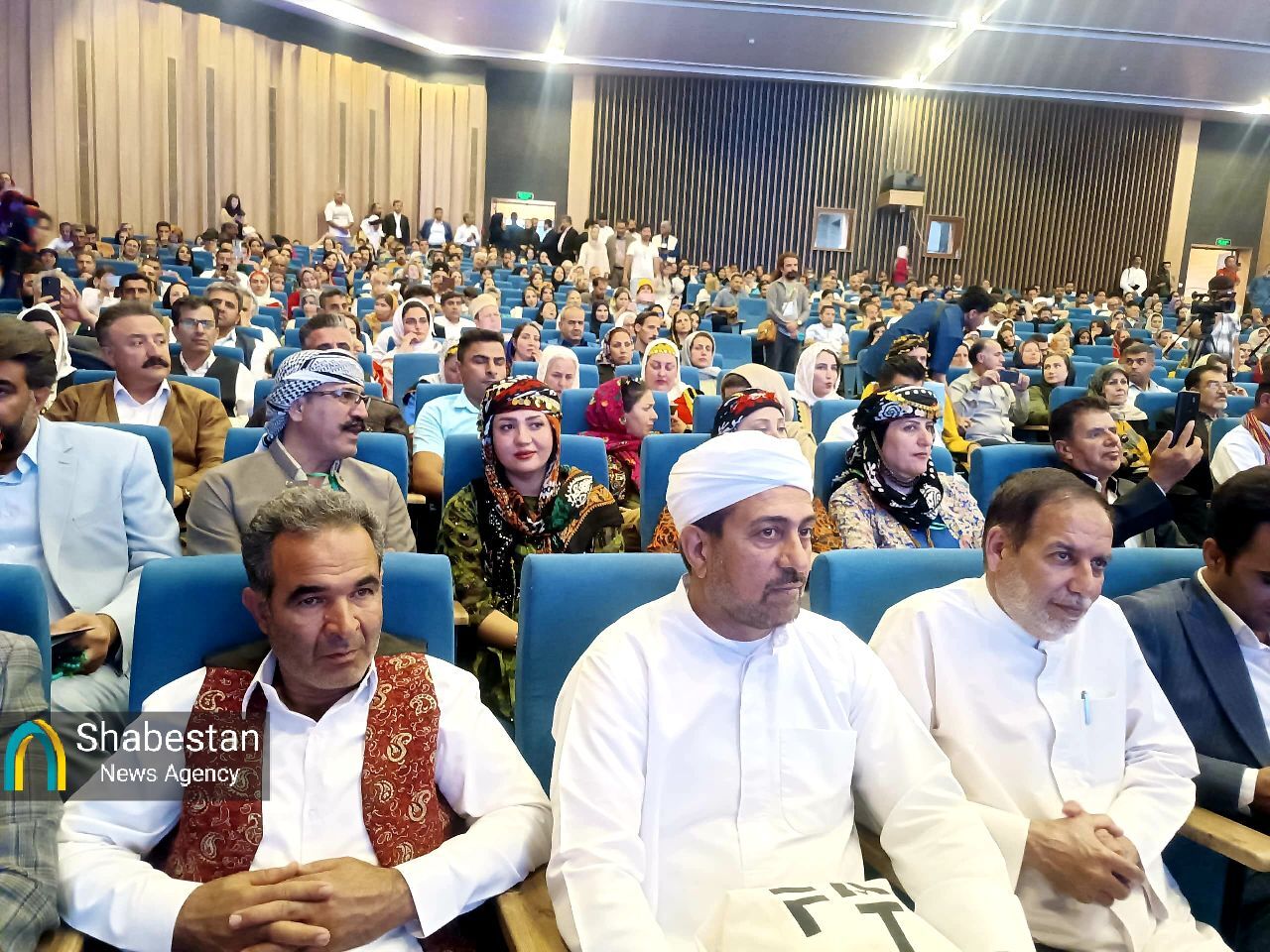 میراث بوم‌گردی ایران در قلب کرمان؛ اهدای تندیس بوم ماندگار و رونمایی از تمبر یادبود