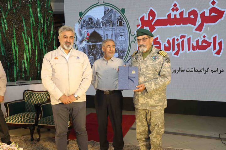 تکاوران زمین و خاک خونین خرمشهر را می‏‌بوسیدند